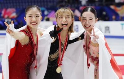 写真：女子で優勝した坂本花織（中央）、２位の千葉百音（左）、３位の青木祐奈＝国立代々木競技場