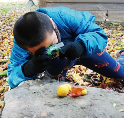 写真：色づく旧伊達邸庭園でベストショットを狙う児童