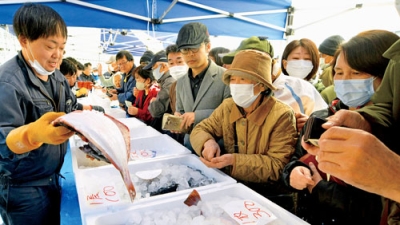 写真：大勢の来場者でにぎわった、いぶり中央漁協の朝市