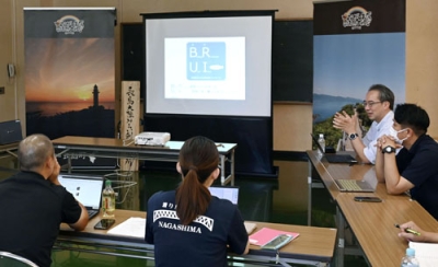 写真：鹿児島県長島町役場で開かれた「長島大陸みらい創生研究所」のミーティング＝９月