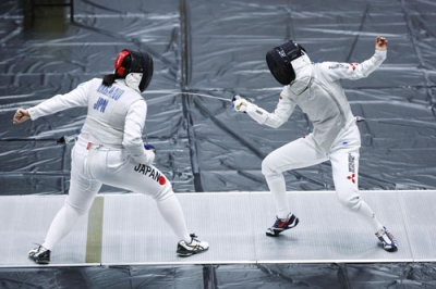 写真：フェンシングの全日本選手権女子フルーレで攻める宮脇花綸（右）＝９月、沼津市総合体育館