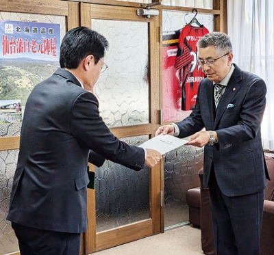 写真：大塩町長（左）に要望書を手渡す福田会長