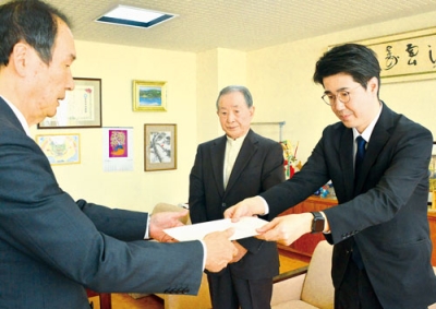 写真：伊藤副市長（左）へ答申書を手渡す佐渡会長（右）平副会長