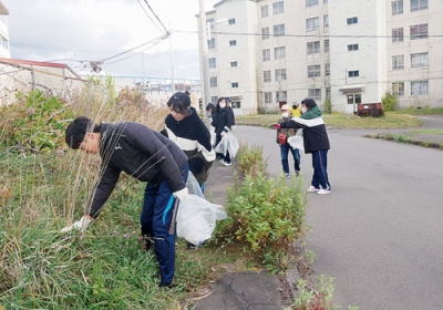 写真：交流を深めながらごみ拾いをした生徒と地域住民ら（提供写真）