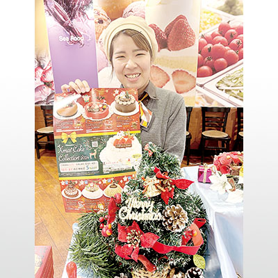 写真：クリスマスケーキの早期予約をＰＲする登別本店の三浦さん