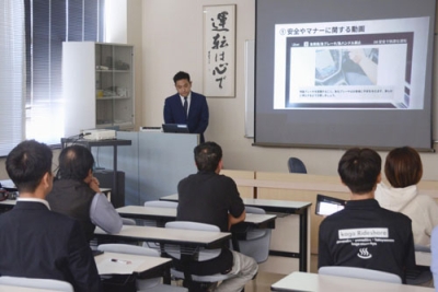 写真：石川県加賀市の自動車学校で開かれた「自治体ライドシェア」のドライバー向け講習会＝１０月