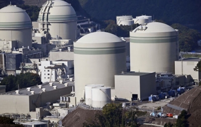 写真：営業運転開始から５０年となった関西電力高浜原発１号機（中央）＝１４日午前、福井県高浜町（共同通信社ヘリから）