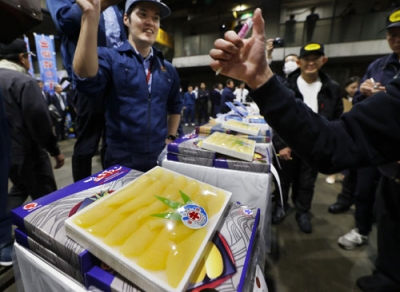 写真：大阪市中央卸売市場で開かれた塩かずのこの初競り＝１５日午前