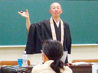 写真：お寺の可能性について講演する山瀬住職