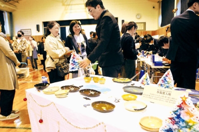 写真：多くの来場者か詰めかけた伊達高等養護学校の学科企画