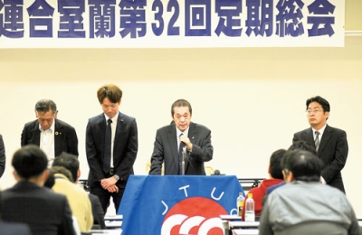 写真：定期総会であいさつする日西会長