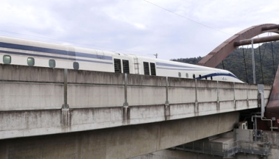 写真：山梨リニア実験線で走行試験をする試験用車両＝１０月、山梨県都留市