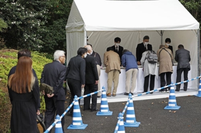 写真：亡くなられた三笠宮妃百合子さまを悼み、記帳する人たち＝１６日午前、東京・元赤坂の赤坂御用地