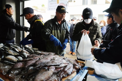 写真：ホッキ貝や鮮魚を買い求める市民ら