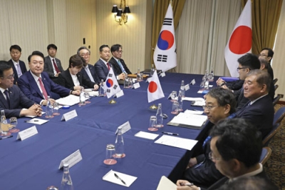 写真：韓国の尹錫悦大統領（奥左から２人目）と会談する石破首相（右手前から３人目）＝１６日、ペルー・リマ（代表撮影・共同）