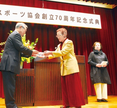 写真：髙橋会長（左）から表彰される登別パークゴルフ協会の髙田さん。右は小林さん