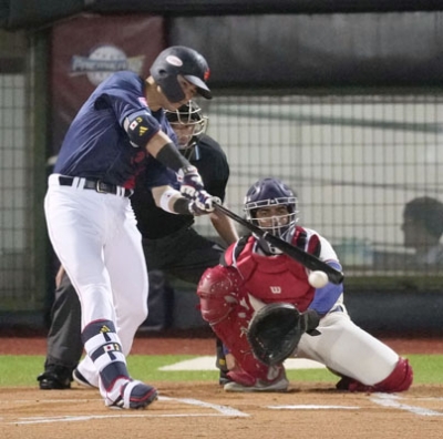 写真：１回、清宮が一塁への内野安打を放つ＝台北（共同）