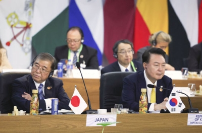 写真：Ｇ２０首脳会議に出席した石破首相（左）と韓国の尹錫悦大統領＝１８日、ブラジル・リオデジャネイロ（ロイター＝共同）