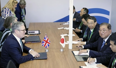 写真：英国のスターマー首相（左手前）と会談に臨む石破首相（右手前から２人目）＝１８日、ブラジル・リオデジャネイロ（代表撮影）