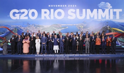 写真：Ｇ２０首脳会議で記念写真に納まる各国首脳ら＝１９日、ブラジル・リオデジャネイロ（内閣広報室提供・共同）