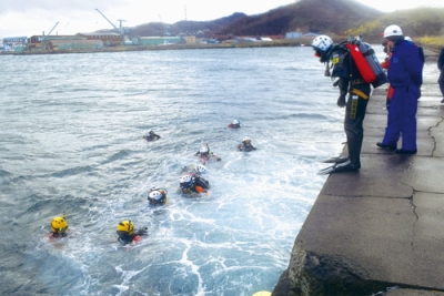 写真：海中転落者救助の技術向上を図った合同潜水訓練