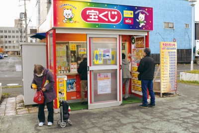 写真：宝くじを買い求める来店客＝２０日午前１０時５分ごろ、室蘭イオンチャンスセンター