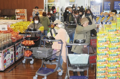 写真：買い物客でにぎわうトライアル本輪西店＝２０日午前８時半ごろ