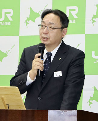 写真：記者会見するＪＲ北海道の綿貫泰之社長＝２０日午後、札幌市中央区