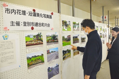 写真：各町内会の個性豊かな花壇を紹介している写真展