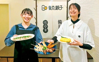 写真：笑顔で焼き鳥ほか自慢のメニューを薦める伊達さん（右）と伊藤さん