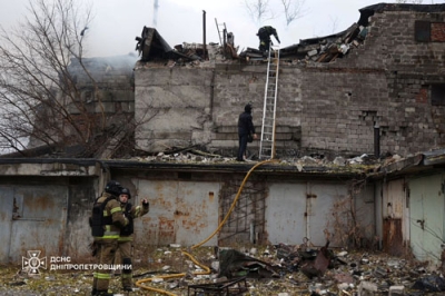 写真：２１日、ロシアのミサイル攻撃を受けたウクライナ東部ドニプロで活動する消防隊員（ウクライナ非常事態庁提供・ロイター＝共同）