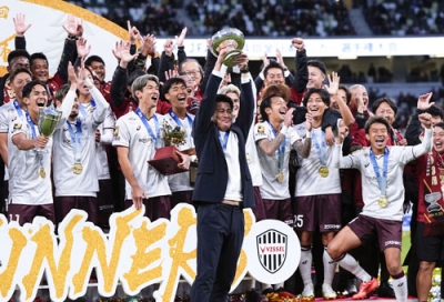 写真：サッカー天皇杯全日本選手権を制し、喜ぶ吉田孝行監督（中央）と神戸の選手ら＝２３日、国立競技場