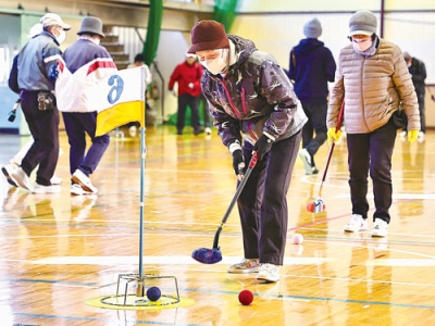 写真：フロアゴルフを楽しむ参加者