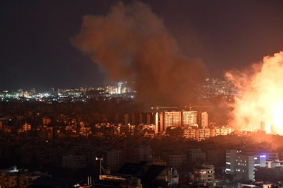 写真：２４日、レバノン・ベイルートの住宅地で、イスラエル軍の攻撃後に立ち上がる煙（ゲッティ＝共同）