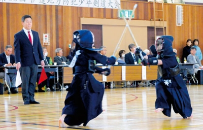 写真：熱戦を繰り広げる剣士たち