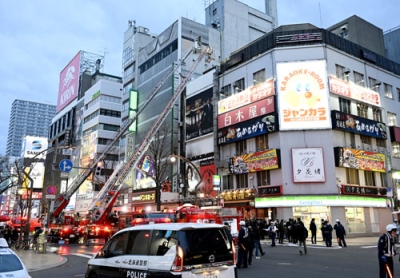 写真：火災があったビル周辺に集まる消防車＝２６日午後４時２分、札幌市中央区