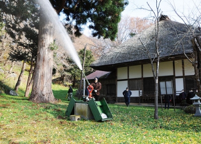 写真：放水銃の確認をする関係者＝有珠善光寺