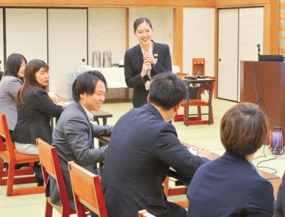 写真：三浦さん（中）のおもてなし方法を実践する参加者たち