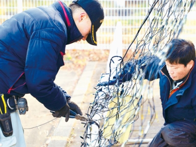 写真：取り付け作業を行う社員