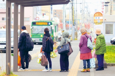 写真：乗車するバスを待つ利用客＝２６日、室蘭市中島本町