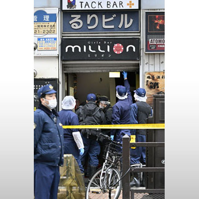 写真：現場検証のため火災があったビルに入る道警の捜査員＝２７日午前１０時２分、札幌市中央区