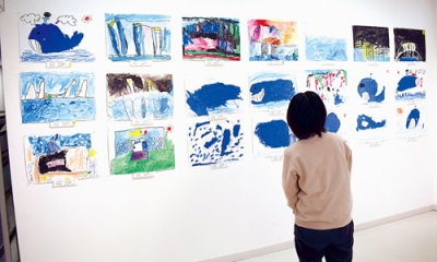 写真：子どもたちが画用紙いっぱいに描いた力作が並ぶ絵画展