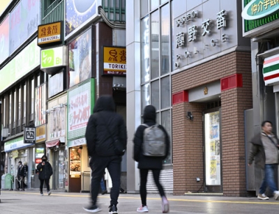 写真：雑居ビル火災現場近くにある札幌・中央署薄野交番（右）＝２８日午後