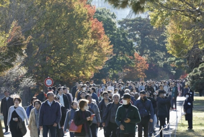 写真：皇居・乾通りの一般公開が始まり、紅葉を楽しむ人たち＝３０日午前