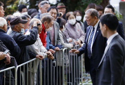 写真：和多理神社へ参拝に訪れ、地元支援者らと言葉を交わす石破首相＝１日午前、鳥取県八頭町