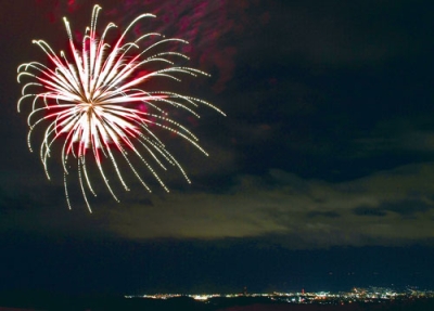 写真：来年９月の「室蘭満天花火」に向け、打ち上げられた花火＝２日午後７時ごろ、だんパラ公園