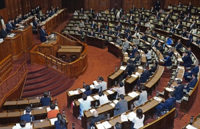 写真：参院本会議で答弁する石破首相（壇上）＝３日午前