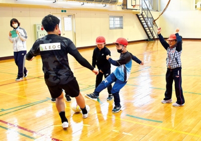 写真：元気いっぱいな児童に競技の楽しさを伝えた吉田さん