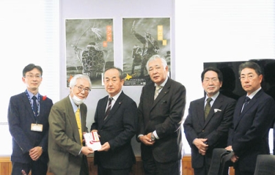 写真：室蘭建設業協会の中田会長（左から３人目）と北海道共同募金会胆振地方共同募金委員会の上白土会長（同２人目）