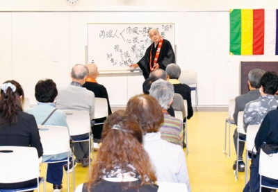 写真：仏の教えについて話す新保住職